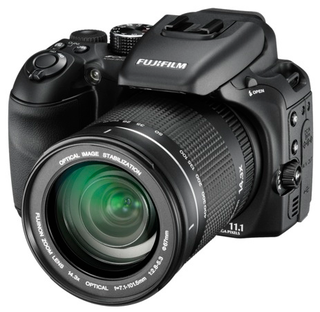 Illustration for article titled Hands On Fujifilm S100FS Faux DSLR: Why?